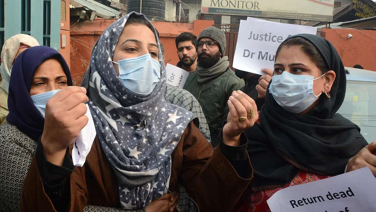 حیدر پورہ انکاؤنٹر میں مارے گئے لوگوں کے لواحقین احتجاج کرتے ہوئے، تصویر یو این آئی