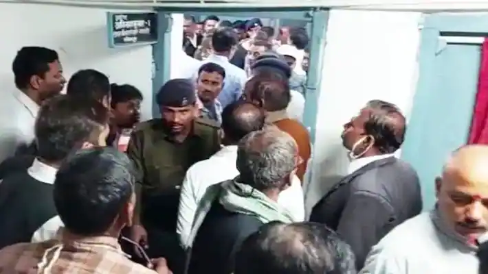 بہار میں پولیس کا غنڈہ راج! پولیس اہلکاروں کی جج کے ساتھ کمرہ عدالت میں مار پیٹ، پستول بھی تان دی