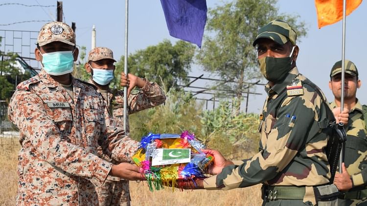 ہند-پاک رینجرس نے دیوالی پر کچھ ایسا کیا کہ آپ کہیں گے ’واہ‘