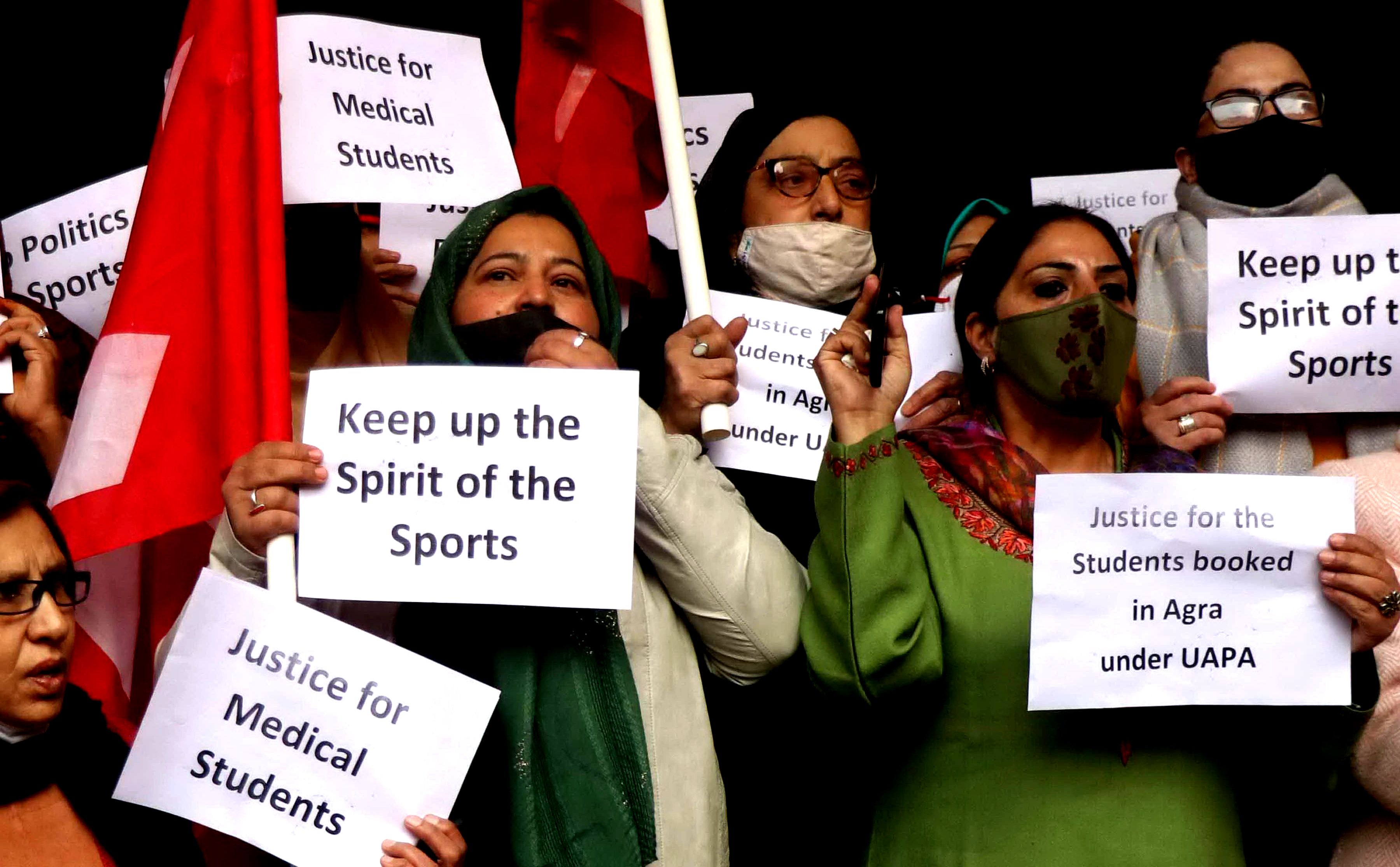 کشمیری طلبا کے خلاف درج مقدموں کی منسوخی کا مطالبہ کرتے ہوئے نیشنل کانفرنس کی خواتین وِنگ کا احتجاج