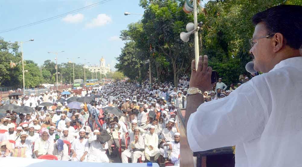 فائدہ مسلم نام کا اور اسلام کو بدنام بھی کرتے ہیں ، ریاستی وزیر فرہاد حکیم کے بیان پر غصہ