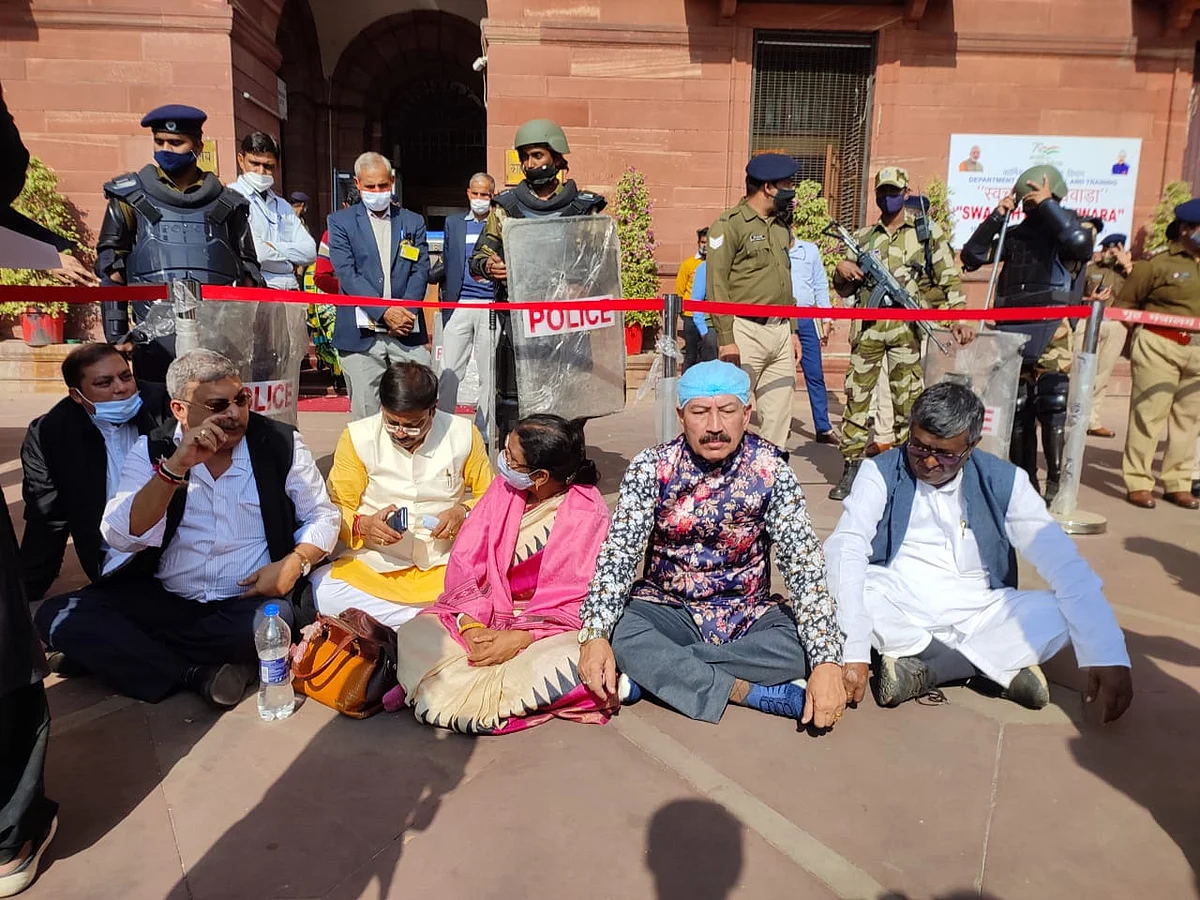 ٹی ایم سی کے اراکین پارلیمنٹ وزارت داخلہ کے باہر دھرنے پر بیٹھے ہوئے، تصویر قومی آواز/ویپن