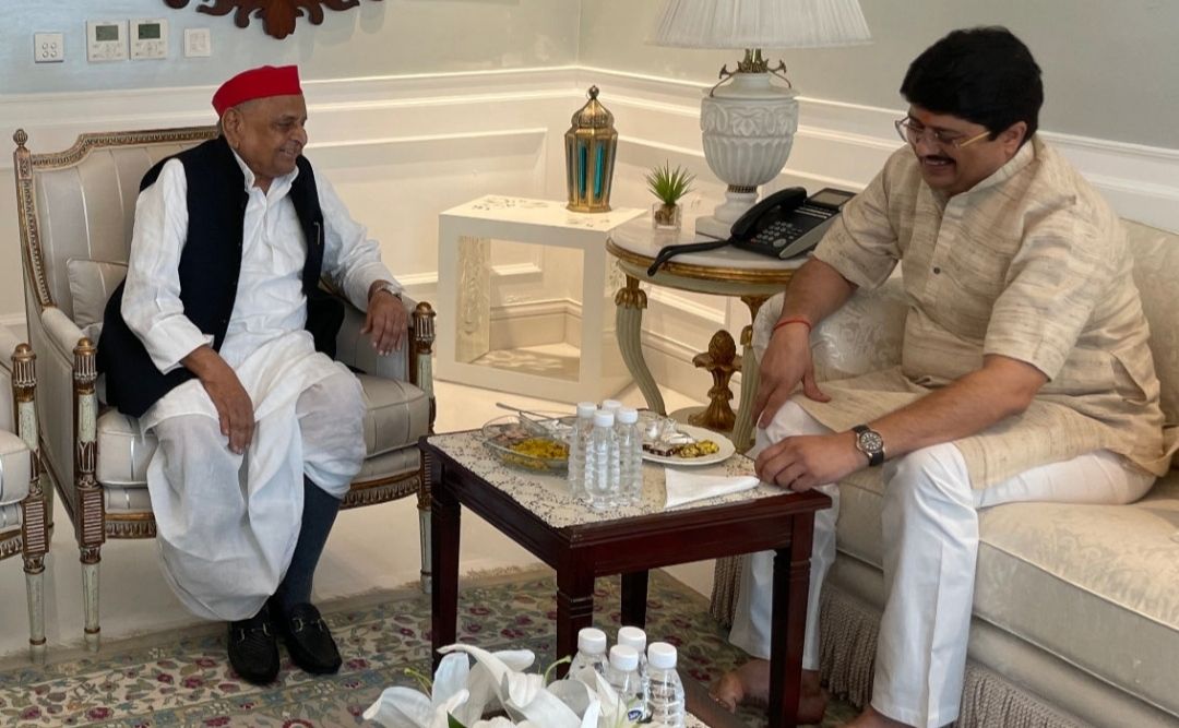 ملائم سنگھ سے راجہ بھیا کی ملاقات، قیاس آرائیاں شروع