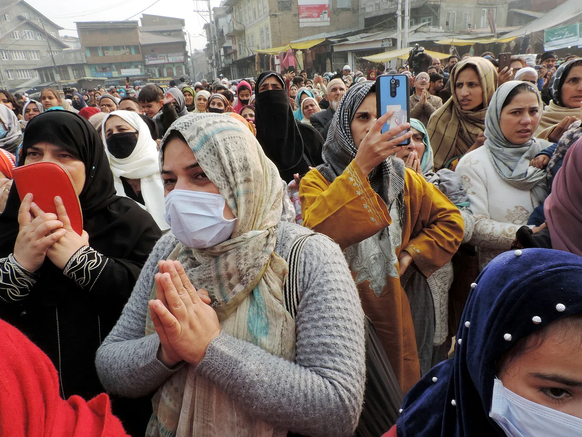 حیدر پورہ انکاؤنٹر میں مارے گئے لوگوں کے لواحقین احتجاج کرتے ہوئے، تصویر یو این آئی