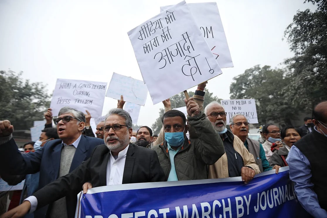 پارلیمنٹ میں داخلے پر عائد پابندی ہٹانے کو لے کر صحافیوں نے نکالا مارچ