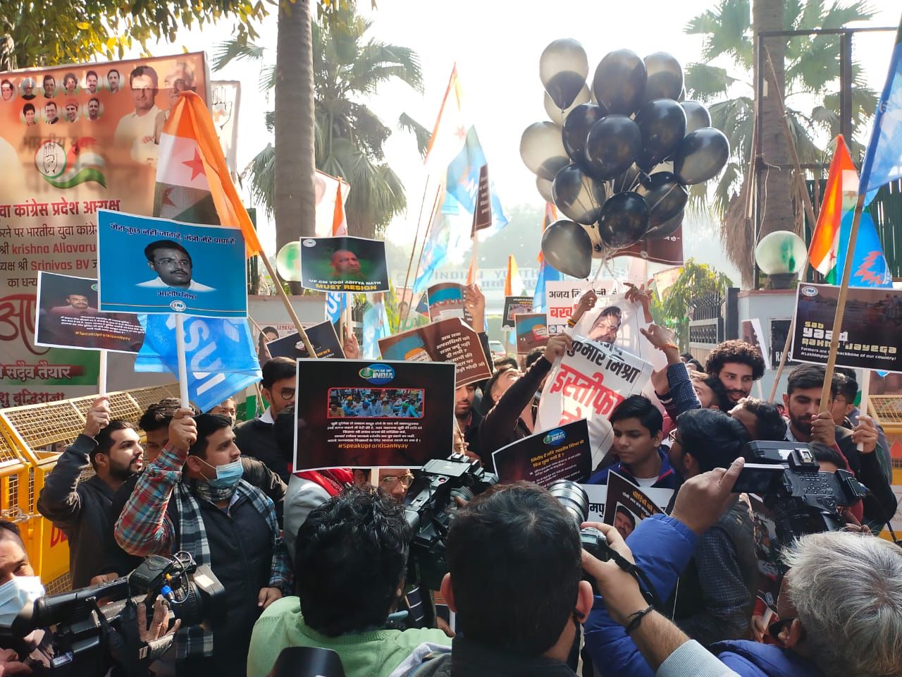 مرکزی وزیر مملکت اجے مشرا کے استعفیٰ کا مطالبہ کرتے ہوئے این ایس یو آئی کا مظاہرہ