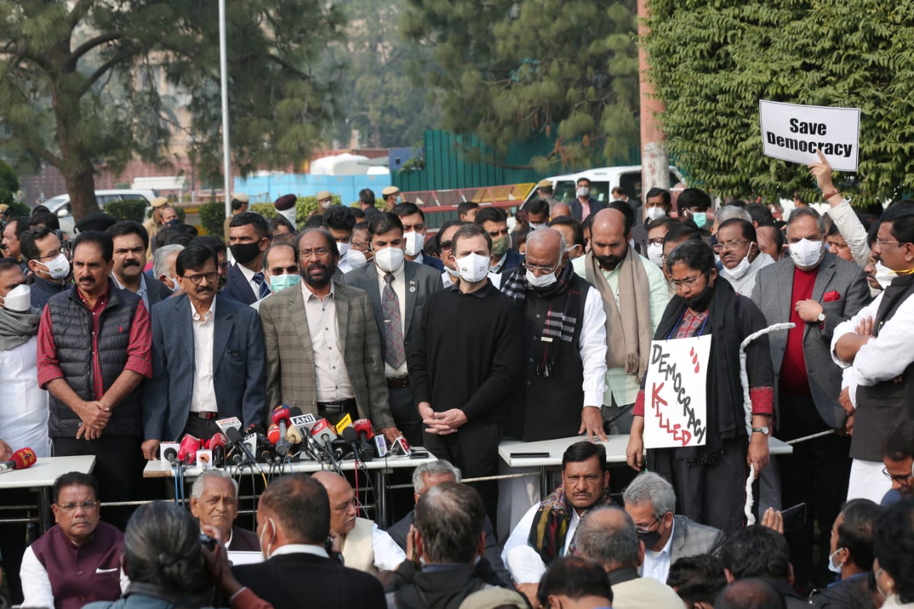 اراکین پارلیمنٹ کی معطلی: اپوزیشن پارٹیوں کا پارلیمنٹ ہاؤس سے وجے چوک تک مارچ، راہل شامل