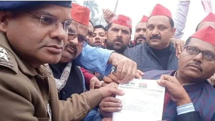 امت شاہ سے ناراض سماجوادی پارٹی کارکنان سے مکتوب لیتے ہوئے پولیس افسر