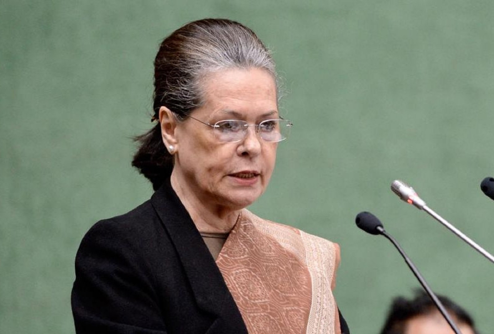 سونیا گاندھی نے متنازعہ سوالنامہ کے خلاف پارلیمنٹ میں اٹھائی آواز، تو سی بی ایس ای نے کیا غلطی کا اعتراف