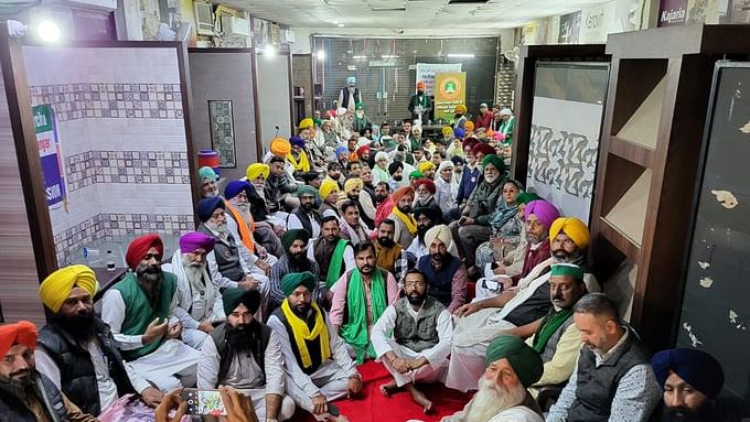 کسان تحریک ختم کرنے پر نہیں ہو سکا کوئی فیصلہ، حکومت سے کئی مطالبات پر وضاحت کا انتظار!
