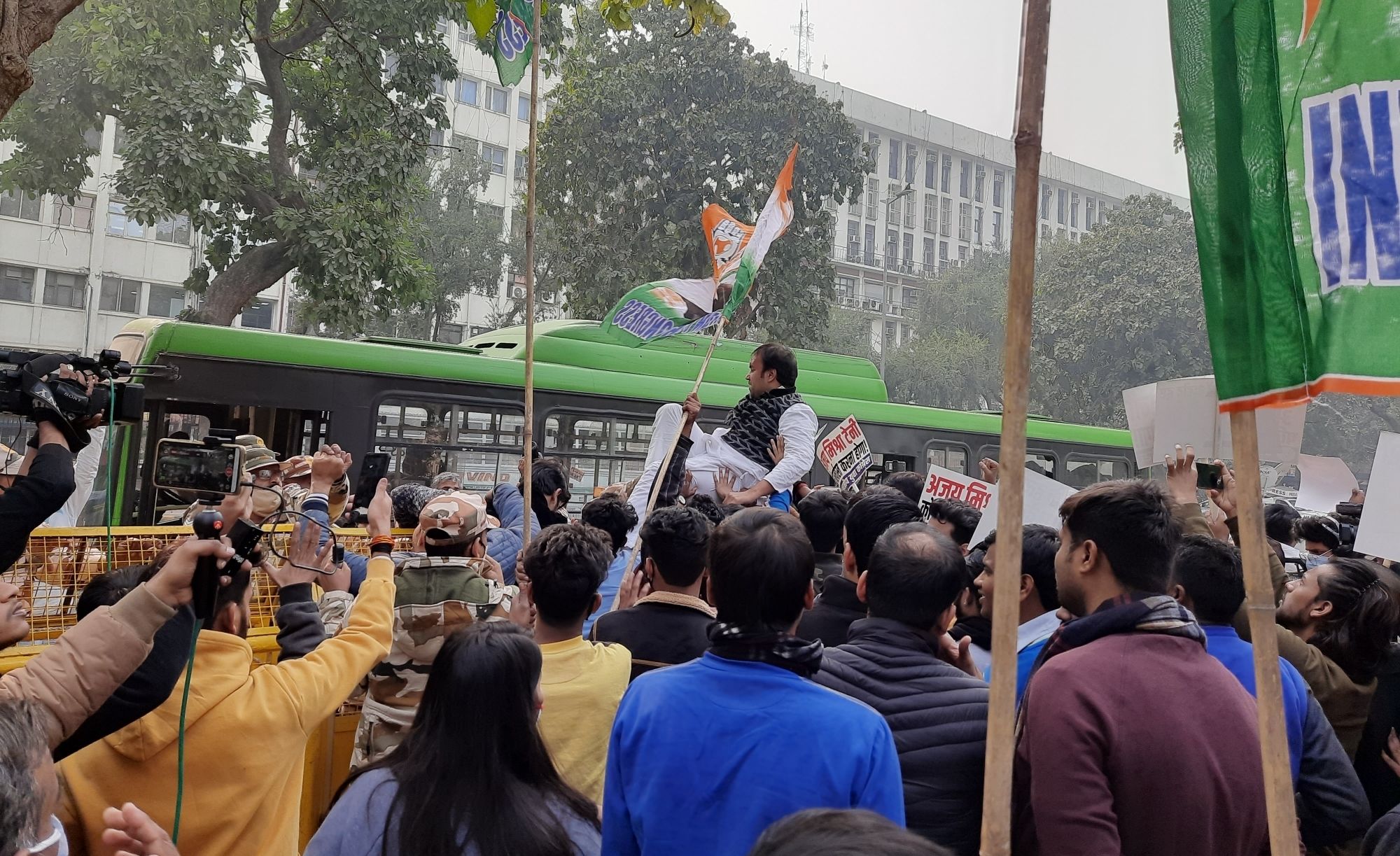 مرکزی وزیر مملکت اجے مشرا ٹینی کے استعفی کے مطالبہ پر یوتھ کانگریس کا مظاہرہ، پتلا نذر آتش