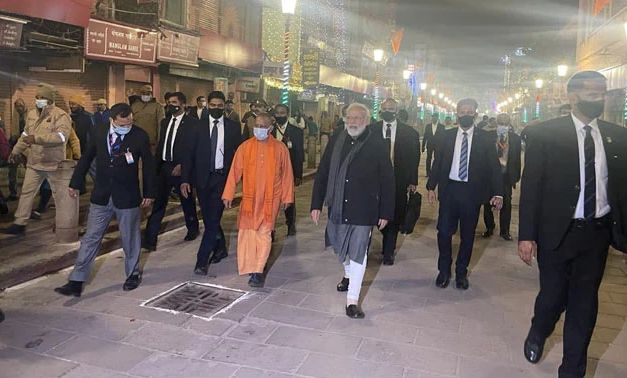 وزیر اعظم مودی نے نصف شب وزیر اعلیٰ یوگی کے ساتھ کئے بنارس کے دیدار، ریلوے اسٹیشن کا لیا جائزہ