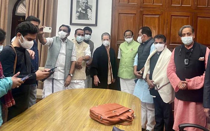 سونیا گاندھی کی کانگریس اراکین پارلیمان کے ساتھ میٹنگ، پارلیمنٹ میں اٹھائے گئے مسائل عوام تک پہنچانے کی تلقین