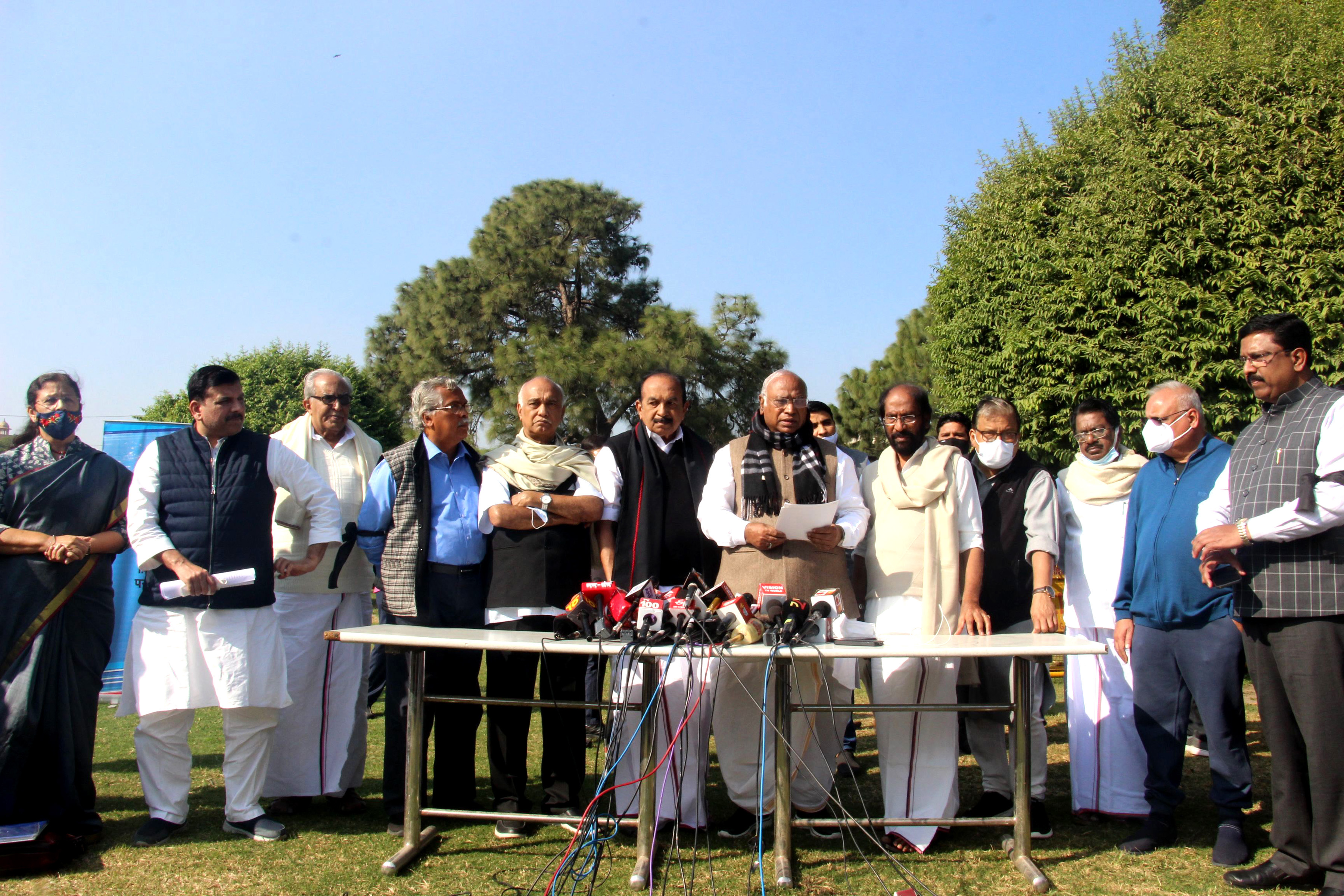 12 اراکین پارلیمنٹ کی معطلی واپس نہیں ہوئی تو بھوک ہڑتال کریں گی اپوزیشن پارٹیاں: کھڑگے