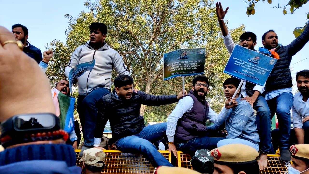 ریلوے امتحان کے طلبا پر پولیس کی بربریت کے خلاف این ایس یو آئی کا احتجاج، ریلوے کے وزیر کا پتلا نذر آتش