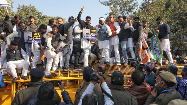 پیگاسس معاملہ: یوتھ کانگریس نے پی ایم مودی کو بتایا ’جگّا جاسوس‘، دہلی کی سڑکوں پر کیا مظاہرہ