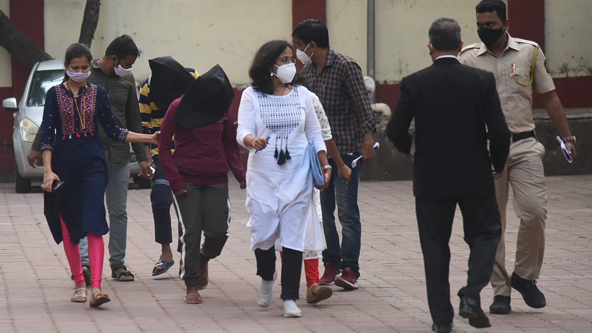 بلی بائی سازش کے ملزمان کو گرفتار کر کے لے جاتے پولیس اہلکار / یو این آئی