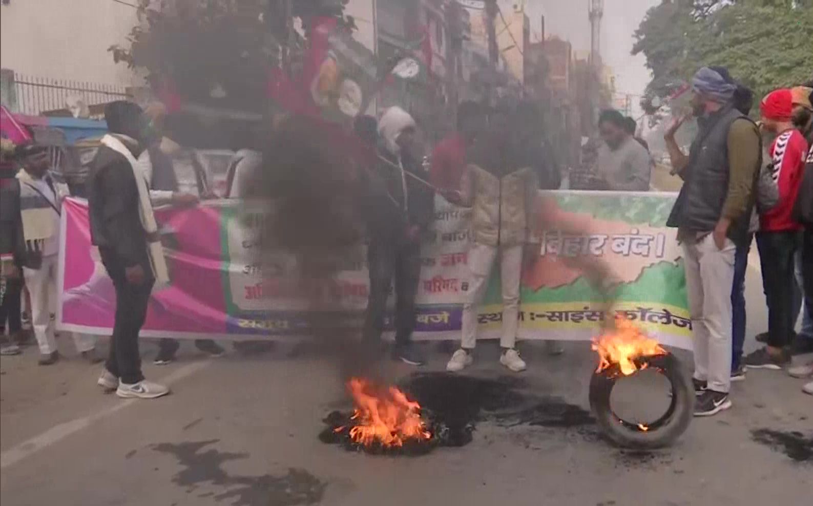 ریلوے بھرتی امتحان: طلبا تنظیموں کا بہار بند کا اعلان، جگہ جگہ سڑکوں پر جام لگا کر احتجاج