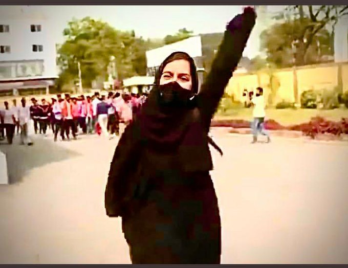 کرناٹک کی باحجاب بہادر طالبہ کی ہر طرف ہو رہی تعریف، جمعیۃ علماء ہند نے 5 لاکھ روپے انعام دینے کا کیا اعلان