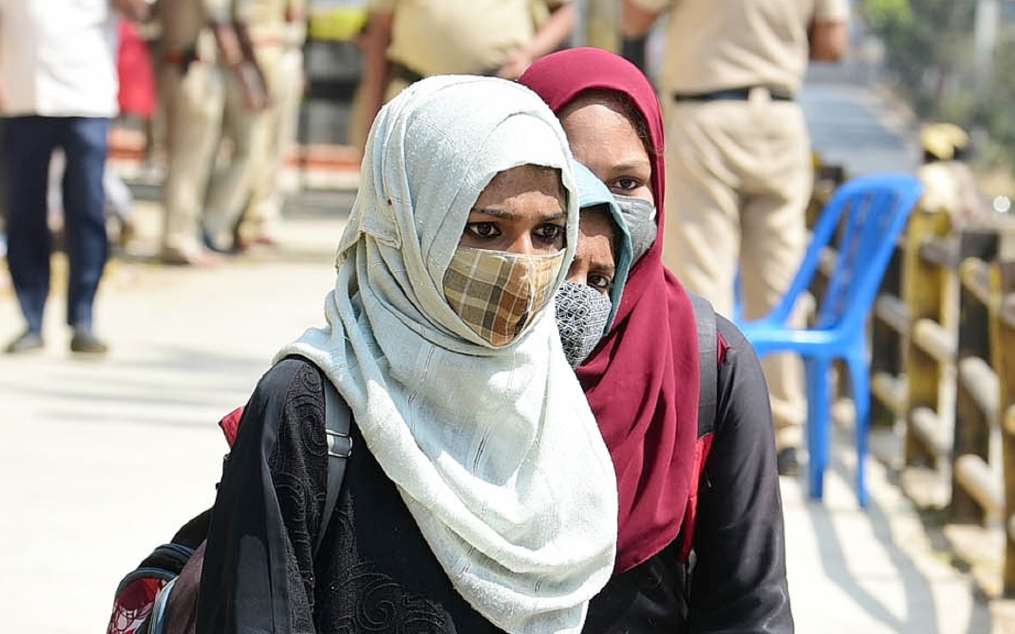 غازی آباد پہنچا حجاب تنازع ! ڈگری کالج میں حجاب کو لے کر طالبات نے کیا مظاہرہ