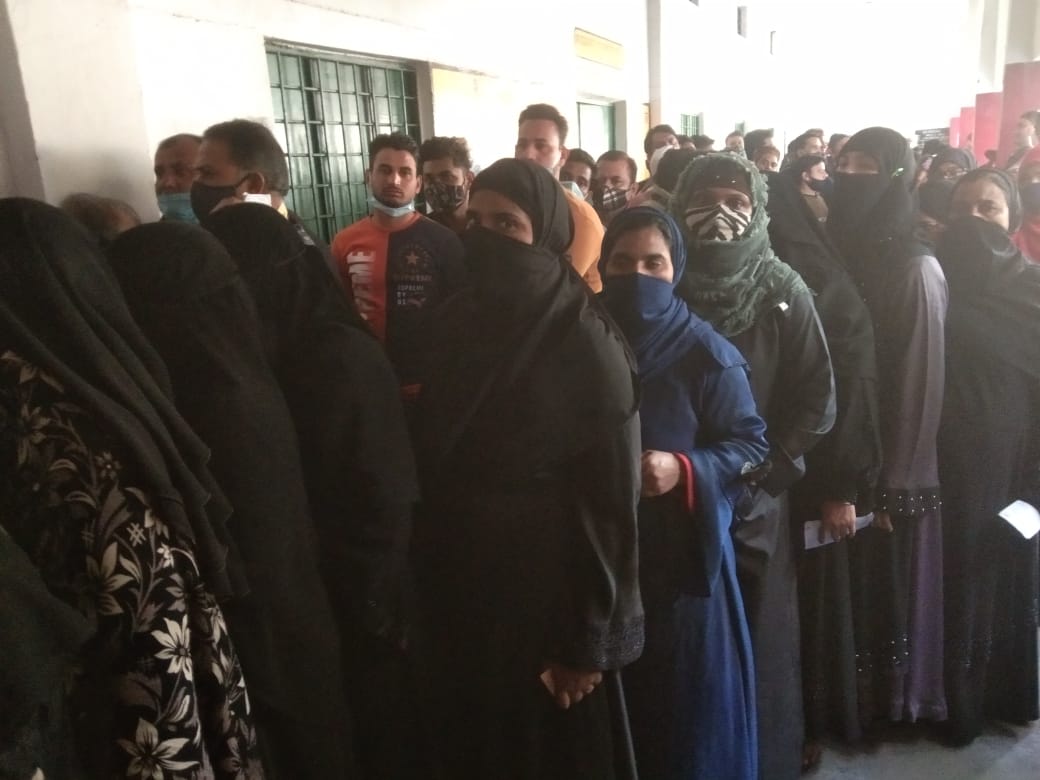 یوپی انتخاب: مراد آباد میں باحجاب خواتین کی بڑی تعداد نے کیا حق رائے دہی کا استعمال