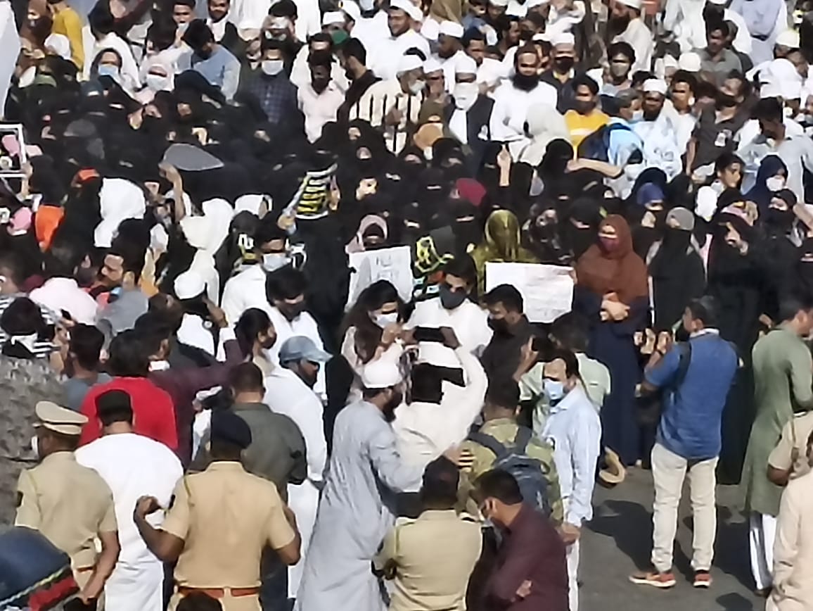 حجاب تنازعہ کے خلاف ممبئی کی مساجد میں ’یوم سیاہ‘ منایا گیا، دعائیہ مجالس کا انعقاد