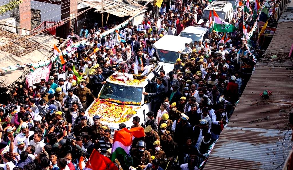 یو پی انتخابات: لکھنؤ میں پرینکا گاندھی کے روڈ شو میں جم غفیر، للن کمار کے لیے مانگے ووٹ