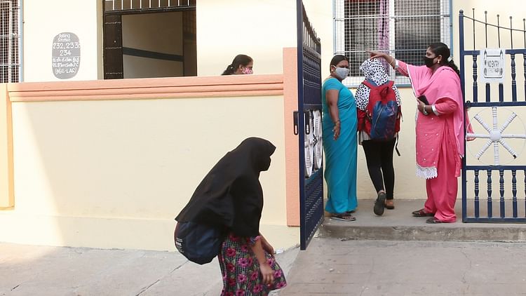 کرناٹک کے کالجوں میں کشیدگی جاری، حجاب پہننے والی مسلم طالبات کو پھر واپس بھیجا گیا