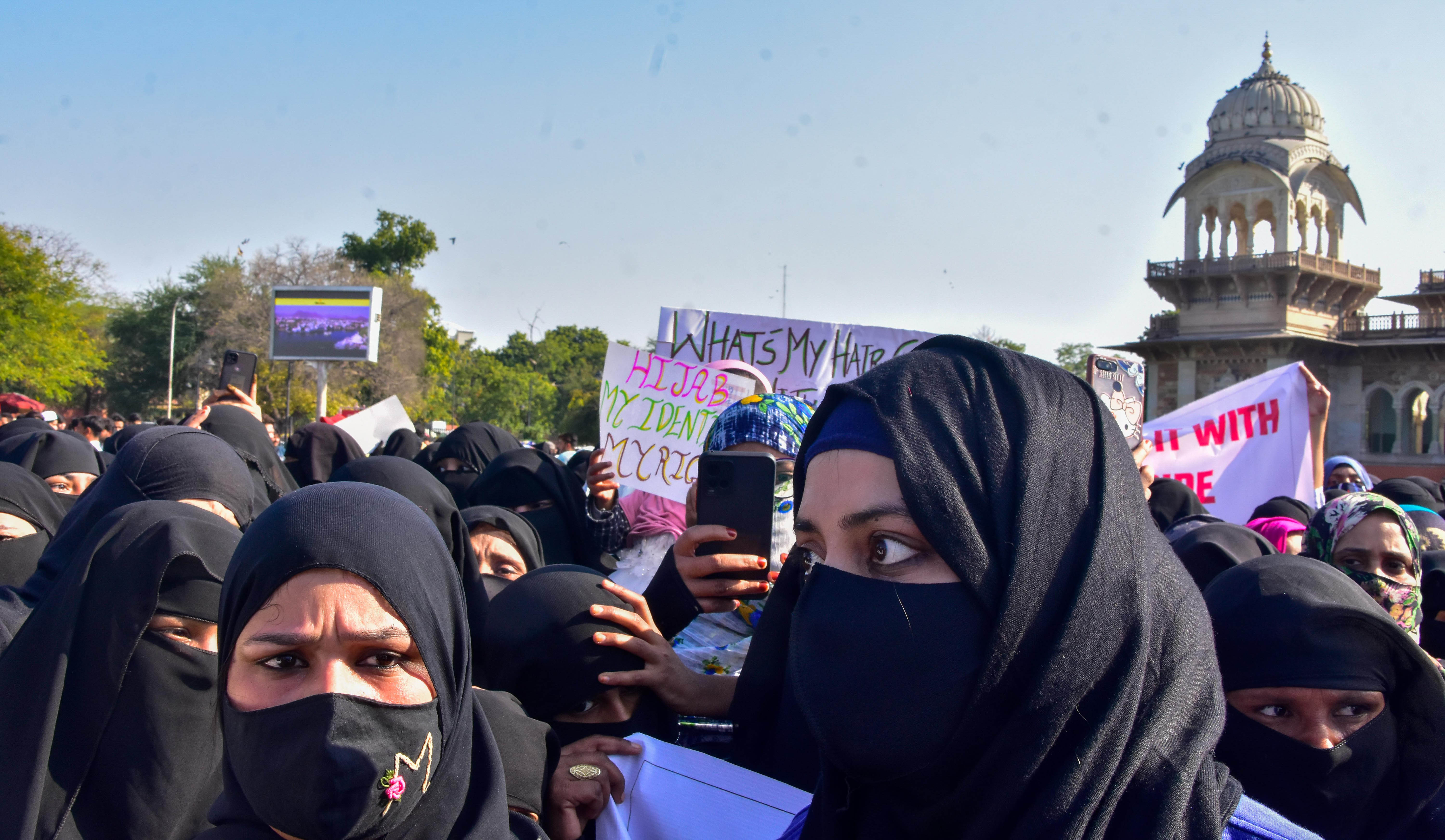حجاب تنازعہ: 11 دنوں کی سماعت کے بعد کرناٹک ہائی کورٹ نے فیصلہ رکھا محفوظ