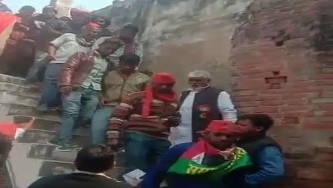 یوپی: سماجوادی پارٹی دفتر میں پیسہ تقسیم کیے جانے کی ویڈیو وائرل، ایف آئی آر درج