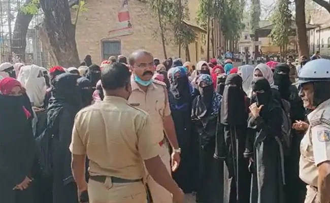 کرناٹک: باحجاب طالبات کو داخل ہونے سے پھر روکا گیا، کالج نے ہائی کورٹ کے عبوری حکم کا حوالہ دیا