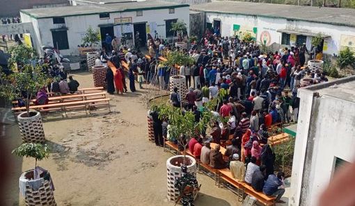 یوپی انتخابات: مشینیں خراب ہونے اور پولنگ سست کرائے جانے کے الزامات، جگہ جگہ ہنگامہ