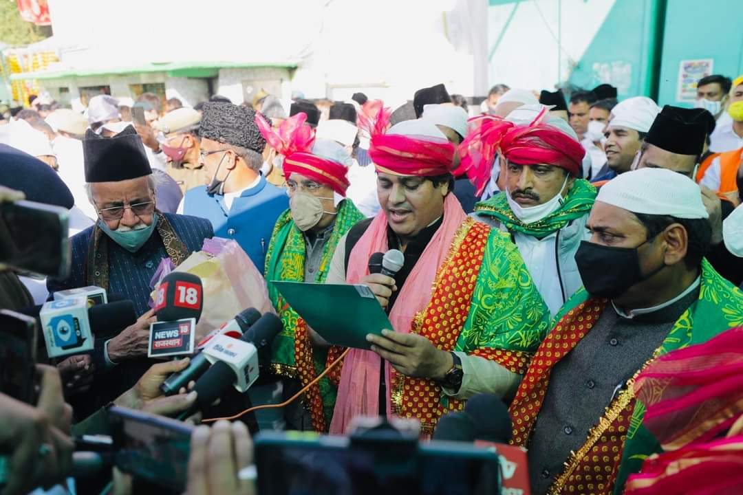 سونیا گاندھی کا پیغام اور چادر لے کر عمران پرتاپ گڑھی پہنچے اجمیر