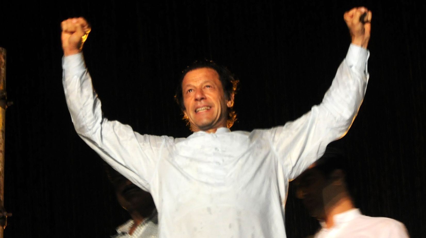 کیا چوروں کے دباؤ میں استعفی ٰ دے دوں، استعفیٰ نہیں سرپرائز دوں گا: عمران خان
