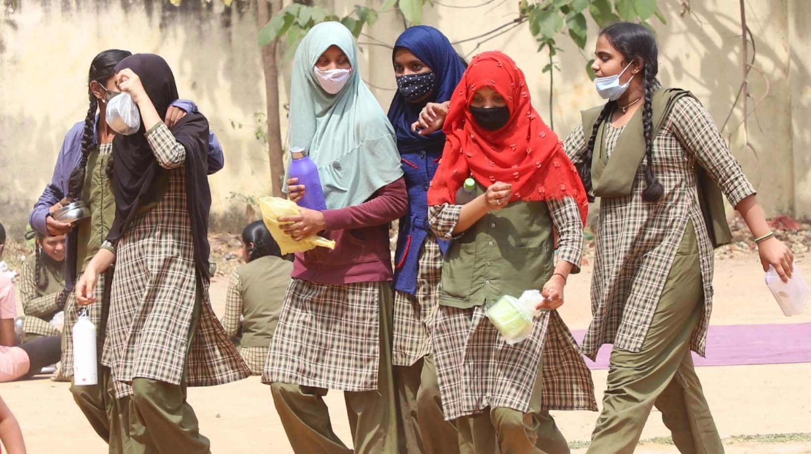 حجاب پہننے کی اجازت کے مطالبے کے ساتھ آج کرناٹک بند