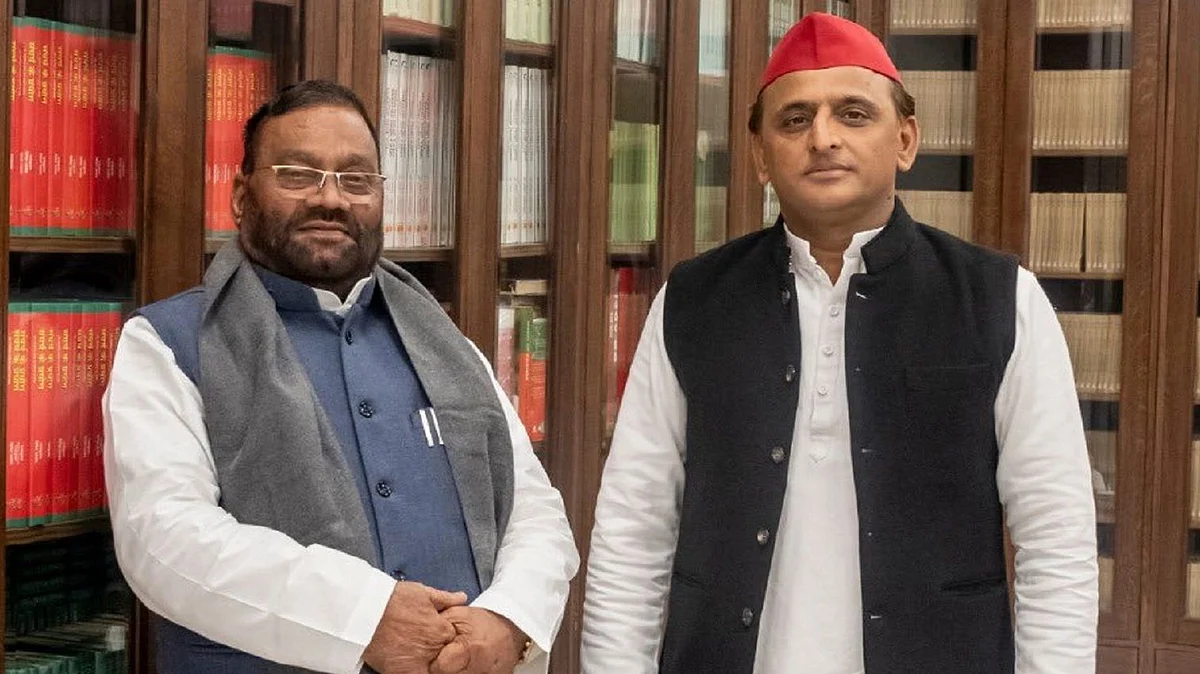 اکھلیش یادو ور سوامی پرساد موریہ، تصویر ٹوئٹر @yadavakhilesh