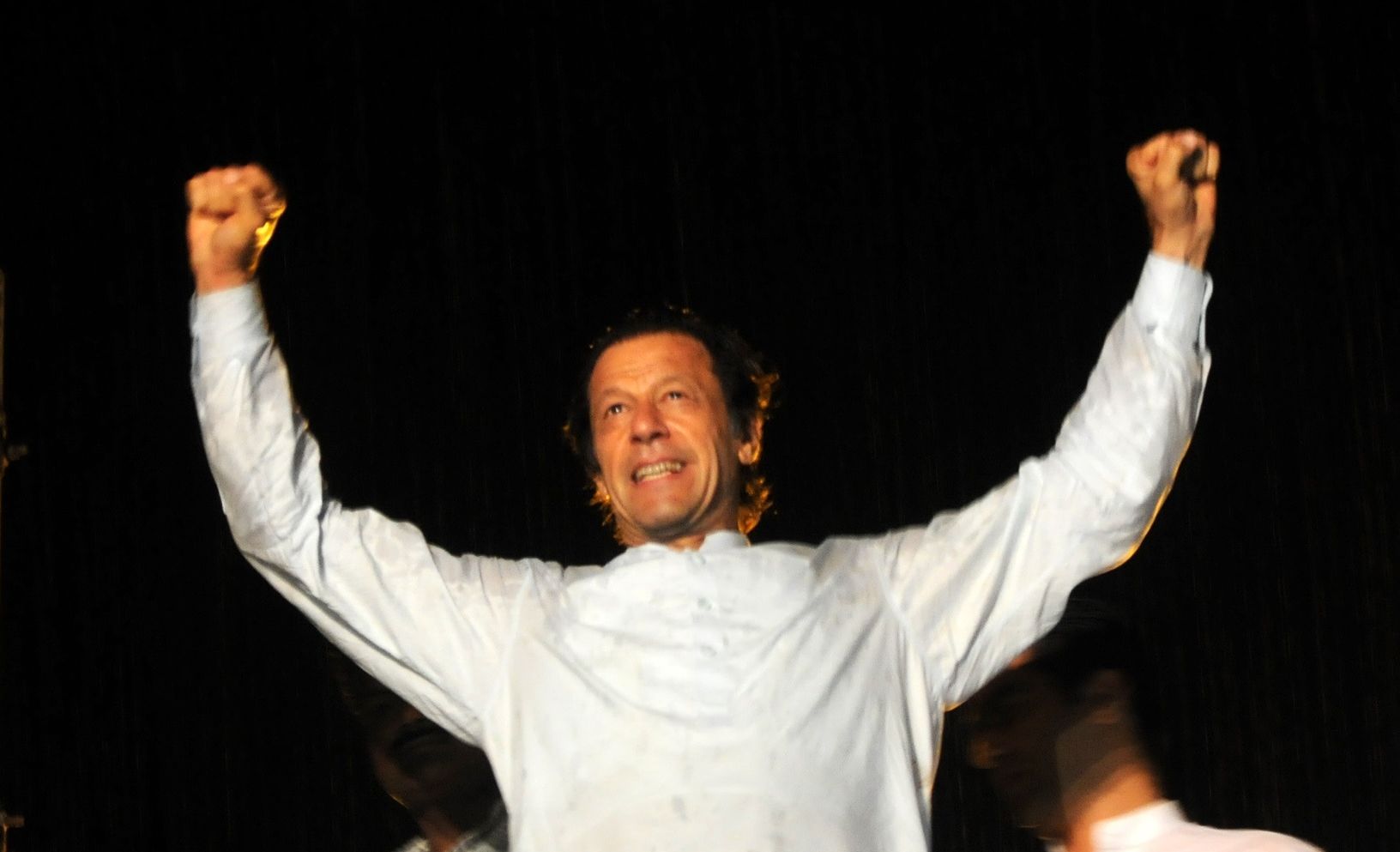 عمران نے پنجاب کی باگ ڈور اتحادی کو سونپی ، حکومت بچانے کے لئے ہر ممکن کوشش
