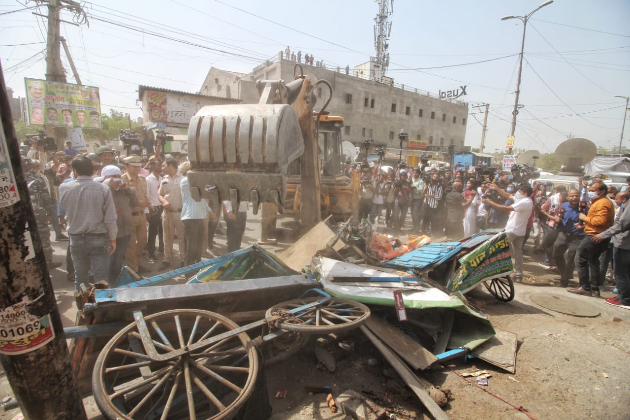 جہانگیر پوری بلڈوزر کارروائی: بے بس خاتون نم آنکھوں سے اپنی دکان ٹوٹتی دیکھتی رہی