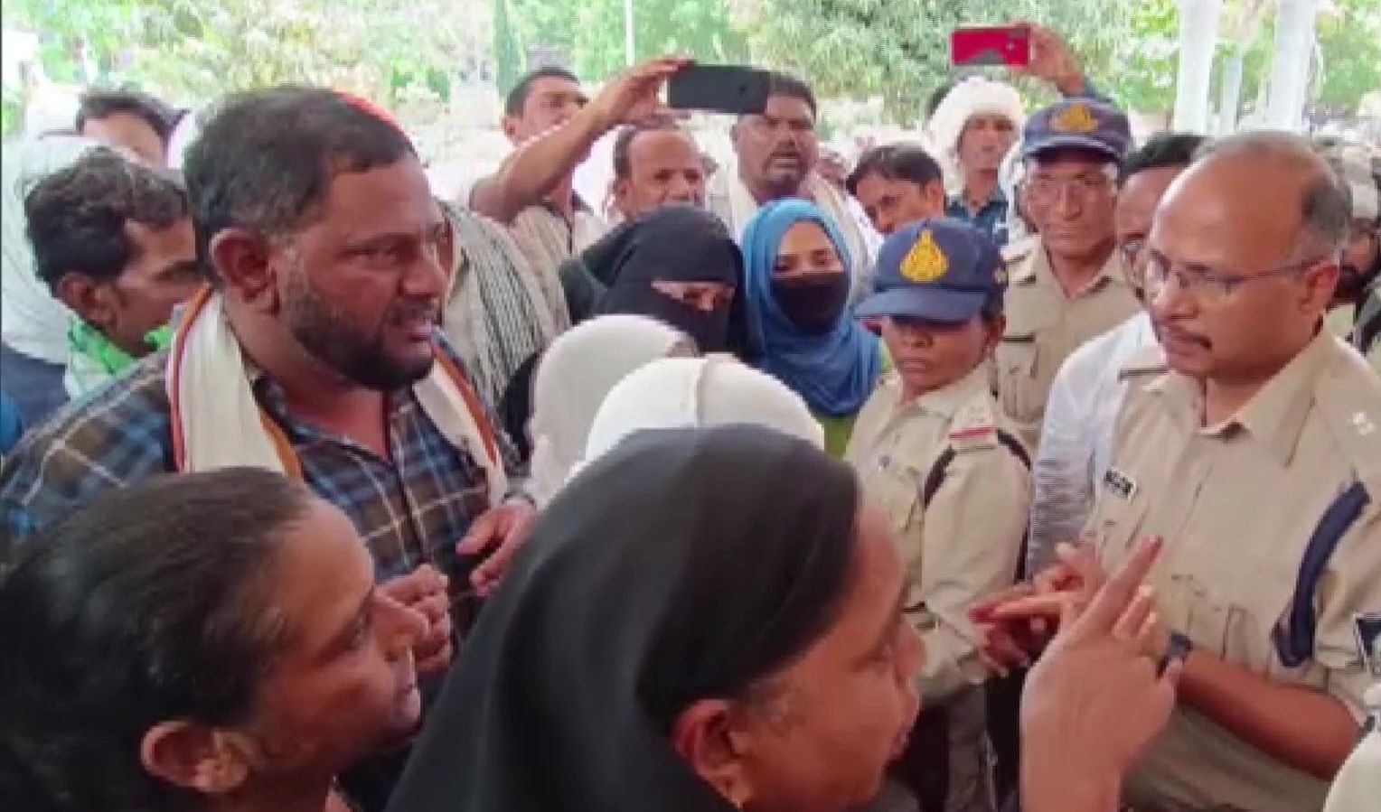 کھرگون تشدد: پولیس کی ’یکطرفہ‘ کارروائی سے مسلم طبقہ میں خوف و ہراس، ایس پی کے دفتر پر احتجاج