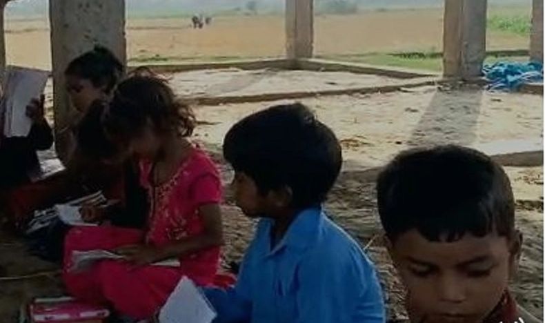 بہار کا بے مثال استاد! نکسل متاثرہ علاقے میں سڑک کنارے 25 سال سے دے رہا مفت تعلیم