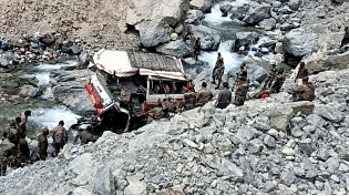 لداخ میں 26 جوانوں کو لے جا رہی گاڑی ندی میں گری، 7 جوان ہلاک، راہل-پرینکا کا اظہارِ افسوس