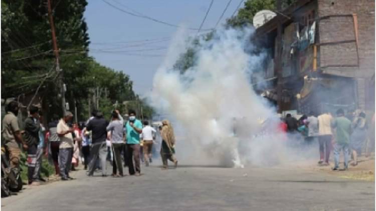 کشمیری پنڈت قتل معاملہ: مظاہرین پر لاٹھی چارج، بھیڑ کو منتشر کرنے کے لیے پولیس نے داغے آنسو گیس کے گولے