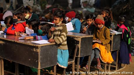 بھارت:اسکولی نصاب میں تبدیلی علمی بنیاد پر نہیں بلکہ سیاسی مفادات کے مد نظر