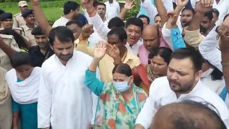 بہار: اگنی پتھ اسکیم کے خلاف اپوزیشن پارٹیوں کا راج بھون تک پیدل مارچ