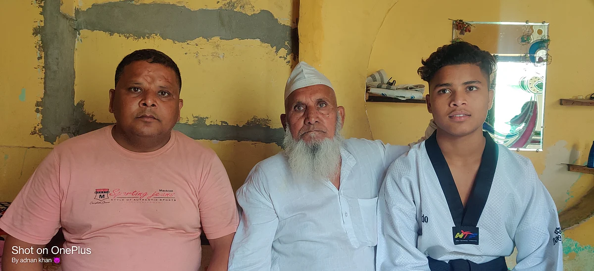 اپنے دادا اور والد کے ساتھ محمد فراز