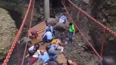 پل کا افتتاح کرنے پہنچے تھے میئر، پل ٹوٹنے سے بیوی سمیت نالے میں گرے!