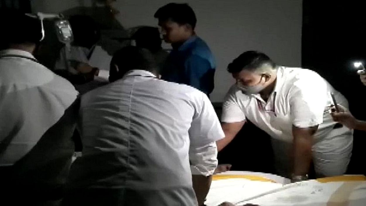 بہار میں محکمہ صحت کی حالت خستہ، اسپتال میں ٹارچ کی روشنی میں ہو رہا علاج