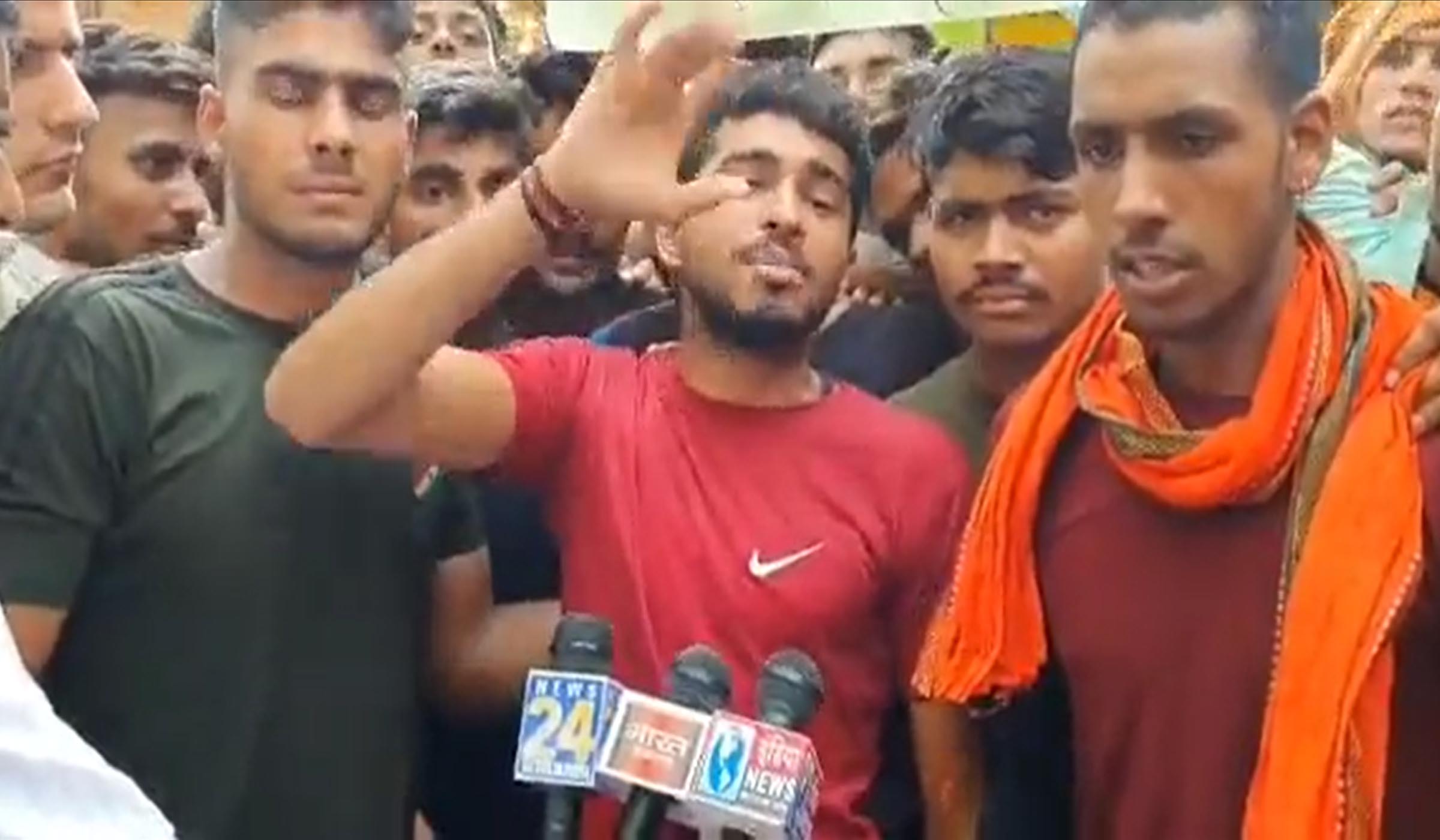 یوپی کے مختلف شہروں میں بھڑکی ’اگنی پتھ اسکیم‘ کی آگ، سراپا احتجاج نوجوانوں سے یوگی کی اپیل