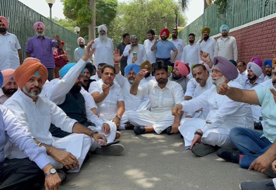سدھو موسی والا قتل: مان کی رہائش پر کانگریس کا مظاہرہ،
راجہ وڈنگ سمیت متعدد لیڈران زیر حراست