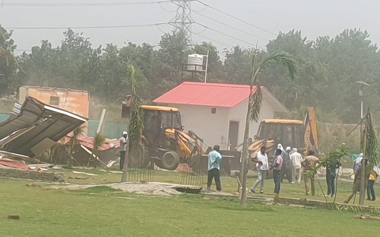 نوئیڈا اتھارٹی کی مافیا کے خلاف انہدامی کارروائی، 62 ’غیر قانونی‘ فارم ہاؤسز کو بنایا بلڈوزر کا نشانہ